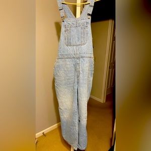I’m selling these blue old navy overalls size 24 selling because they are to big